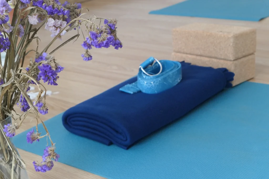 Imagen de manta y cintas para practicar yoga.